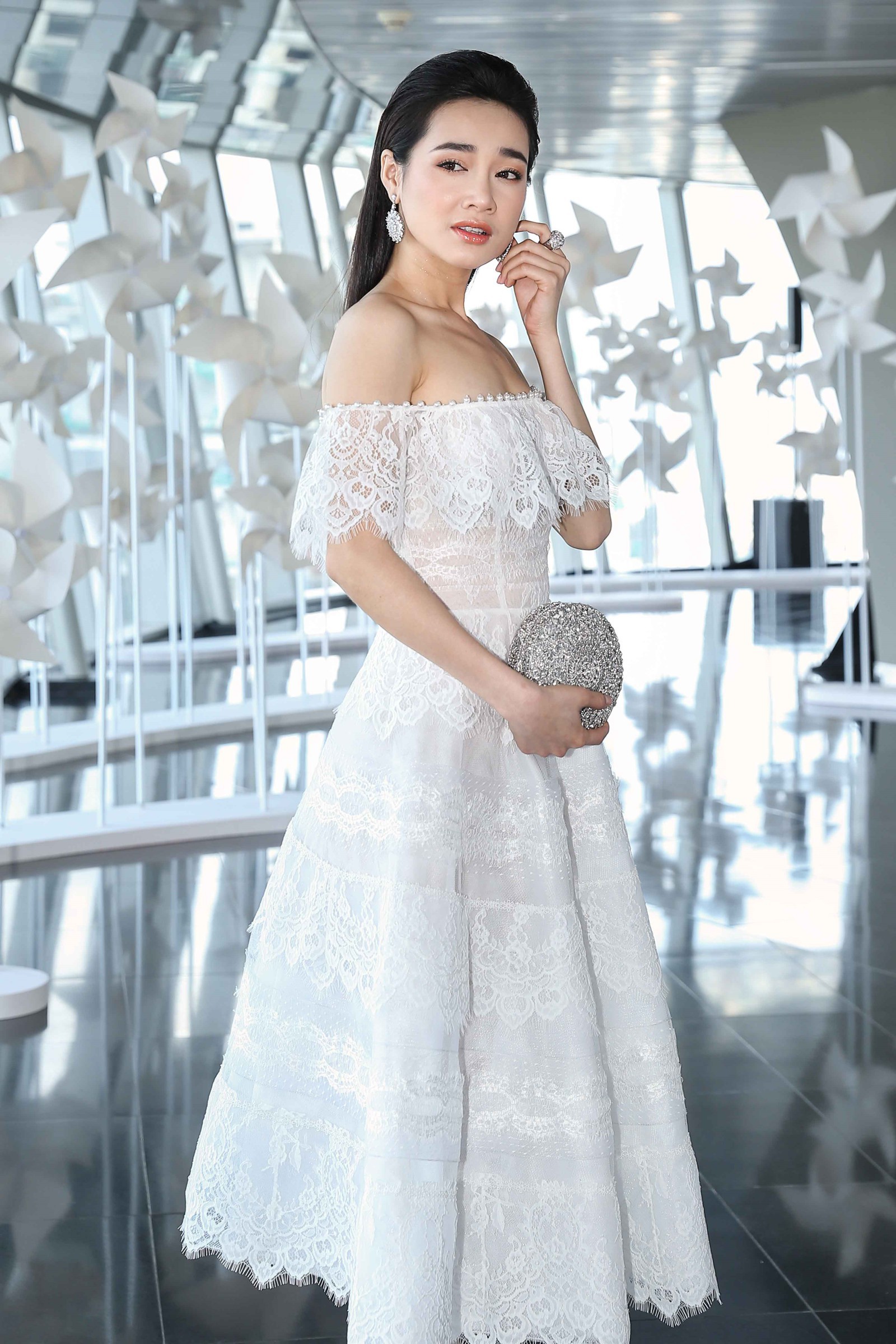 Giàu có không thua ai nhưng Nhã Phương vẫn tiết kiệm diện đi diện lại chiếc clutch giá chưa đến 5 triệu đồng này - Ảnh 3. Giàu có không thua ai nhưng Nhã Phương vẫn tiết kiệm diện đi diện lại chiếc clutch giá chưa đến 5 triệu đồng này - Ảnh 3.