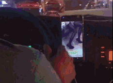Trung Quốc: Tài xế taxi thản nhiên xem phim người lớn trước mặt hành khách trong xe - Ảnh 1.