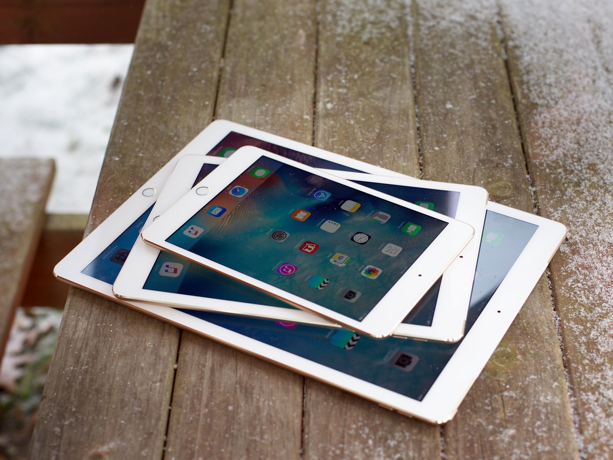 Dùng 2 iPhone thôi chưa đủ, Tổng thống Mỹ Donald Trump còn tậu thêm cả iPad để đọc báo, xứng danh iFan chân chính - Ảnh 2. Dùng 2 iPhone thôi chưa đủ, Tổng thống Mỹ Donald Trump còn tậu thêm cả iPad để đọc báo, xứng danh iFan chân chính - Ảnh 2.