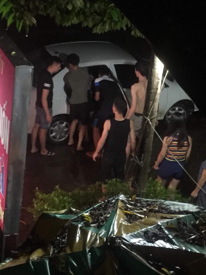 Vỗ mông vợ bạn trong lúc mời rượu, nam thanh niên bị đâm tử vong - ảnh 1 Tuyên Quang: Vỗ mông vợ bạn trong lúc mời rượu, nam thanh niên bị đâm tử vong tại chỗ - Ảnh 2.