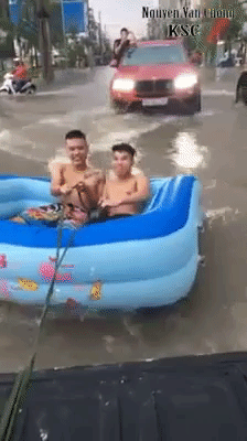 Clip: Hai thanh niên Bắc Giang vô tư lướt sóng khi phố biến thành sông sau trận mưa lớn - Ảnh 2.