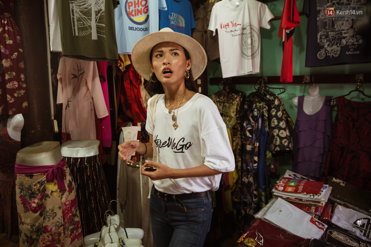 Tranh nhau đi tìm váy: Chế Nguyễn Quỳnh Châu chơi chiêu nhưng Cao Thiên Trang mới là người chiến thắng nhờ dùng mỹ nhân kế - Ảnh 4. Tranh nhau đi tìm váy: Chế Nguyễn Quỳnh Châu chơi chiêu nhưng Cao Thiên Trang mới là người chiến thắng nhờ dùng mỹ nhân kế - Ảnh 4.