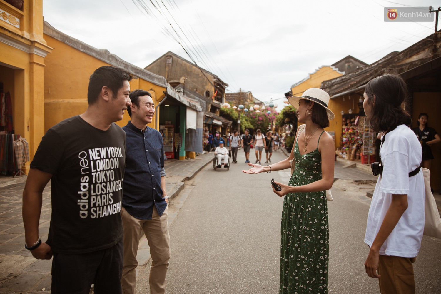 Tranh nhau đi tìm váy: Chế Nguyễn Quỳnh Châu chơi chiêu nhưng Cao Thiên Trang mới là người chiến thắng nhờ dùng mỹ nhân kế - Ảnh 8. Tranh nhau đi tìm váy: Chế Nguyễn Quỳnh Châu chơi chiêu nhưng Cao Thiên Trang mới là người chiến thắng nhờ dùng mỹ nhân kế - Ảnh 8.