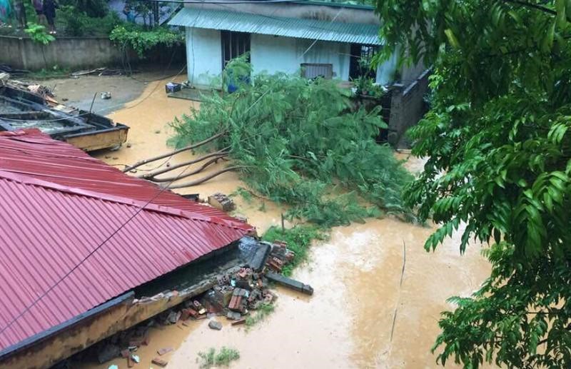 Mưa lớn vùi lấp nhiều phòng học tại huyện vùng cao Thanh Hoá - Ảnh 2. Mưa lớn vùi lấp nhiều phòng học tại huyện vùng cao Thanh Hoá - Ảnh 2.