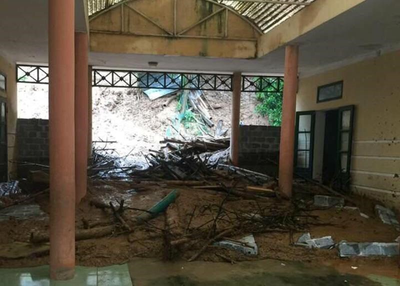 Mưa lớn vùi lấp nhiều phòng học tại huyện vùng cao Thanh Hoá - Ảnh 3. Mưa lớn vùi lấp nhiều phòng học tại huyện vùng cao Thanh Hoá - Ảnh 3.