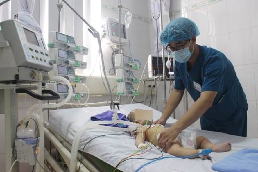 Gia đình nhờ thầy lang chữa mở khóa đầu, bé 6 tháng tuổi nguy kịch - Ảnh 1. Gia đình nhờ thầy lang chữa mở khóa đầu, bé 6 tháng tuổi nguy kịch - Ảnh 1.