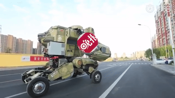 Thú chơi robot ở Trung Quốc: Người làm robot khổng lồ bị công an đuổi, người lại bỏ 700 triệu mua Transformer bày khắp nhà - Ảnh 2.