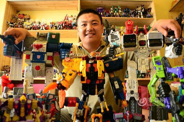 Thú chơi robot ở Trung Quốc: Người làm robot khổng lồ bị công an đuổi, người lại bỏ 700 triệu mua Transformer bày khắp nhà - Ảnh 3.