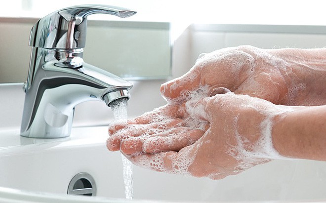 Đặc biệt lưu &yacute;: D&ugrave; l&agrave; đi nặng, đi nhẹ hay v&agrave;o nh&agrave; vệ sinh soi gương th&ocirc;i, bạn cũng n&ecirc;n rửa tay - Ảnh 1.