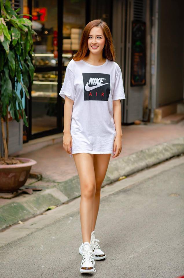 Từ v&aacute;y 2 d&acirc;y cho đến &aacute;o sơmi, Mai Phương Th&uacute;y lại khiến người h&acirc;m mộ bấn loạn khi &ldquo;thả r&ocirc;ng&rdquo; v&ograve;ng 1 - Ảnh 13.