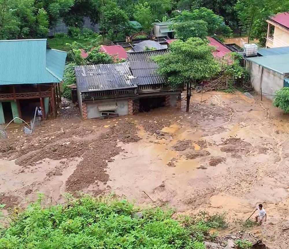 Mưa lớn vùi lấp nhiều phòng học tại huyện vùng cao Thanh Hoá - Ảnh 4. Mưa lớn vùi lấp nhiều phòng học tại huyện vùng cao Thanh Hoá - Ảnh 4.