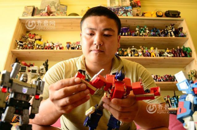 Thú chơi robot ở Trung Quốc: Người làm robot khổng lồ bị công an đuổi, người lại bỏ 700 triệu mua Transformer bày khắp nhà - Ảnh 6.