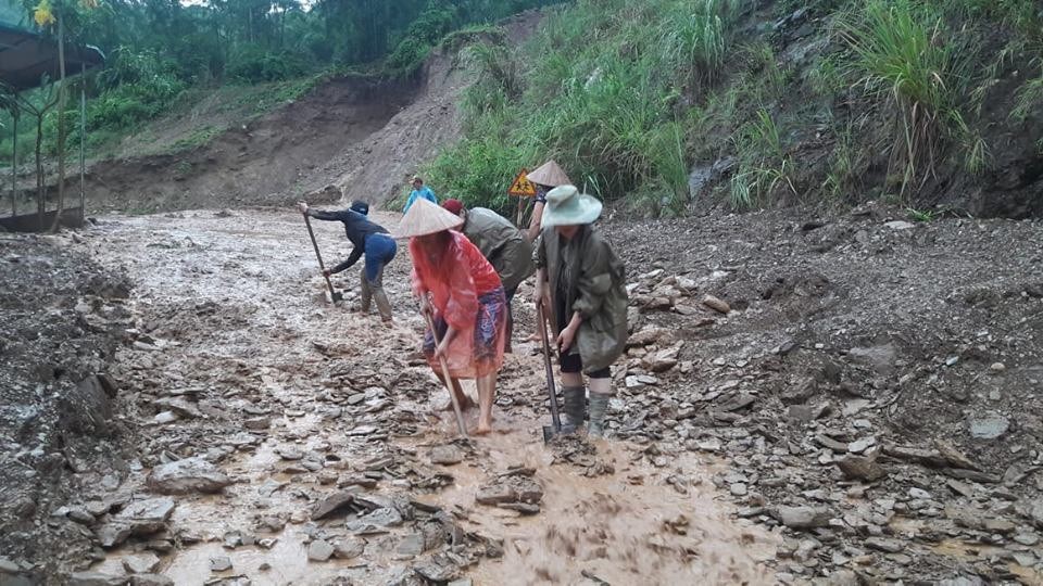 Mưa lớn vùi lấp nhiều phòng học tại huyện vùng cao Thanh Hoá - Ảnh 6. Mưa lớn vùi lấp nhiều phòng học tại huyện vùng cao Thanh Hoá - Ảnh 6.