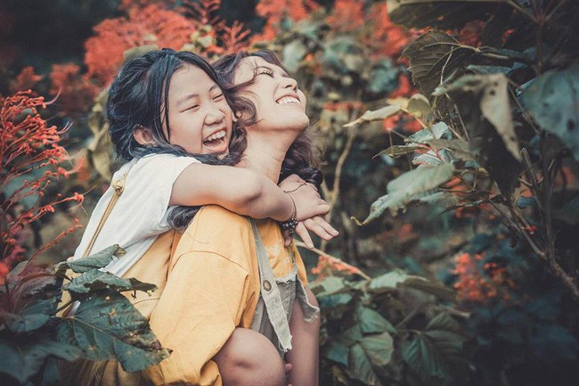Đằng sau bộ ảnh chị em gái cách nhau 14 tuổi: Cùng mẹ nhưng khác cha, không ít lần bị hiểu lầm là mẹ con Đằng Sau Bộ Ảnh Chị Em Gái Cách Nhau 14 Tuổi: Cùng Mẹ Nhưng Khác Cha, Không Ít Lần Bị Hiểu Lầm Là Mẹ Con