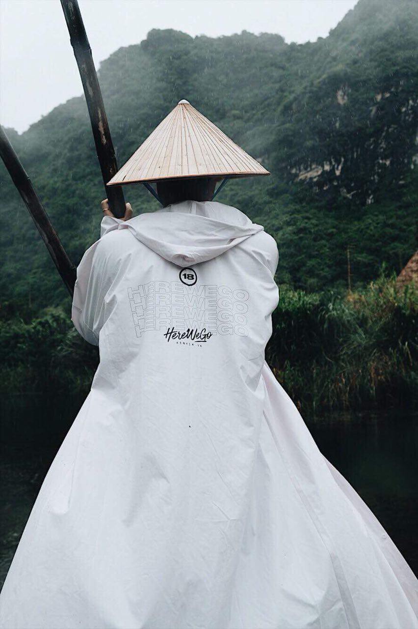 Đúng chuẩn dân chơi không sợ mưa rơi: Đỗ Vy, Jolie Nguyễn mặc áo mưa đi du lịch mà vẫn ngút ngàn thần thái - Ảnh 2.