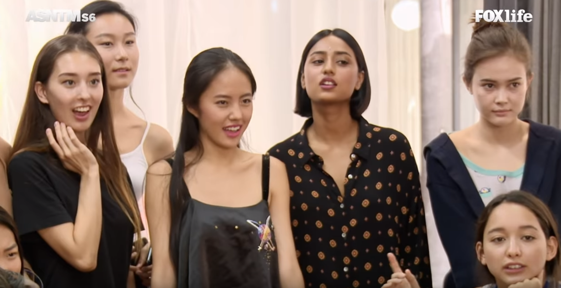 Minh Tú và Rima Thanh Vy bất ngờ mặc chung 1 cái áo tại Next Top châu Á - Ảnh 2. Minh Tú và Rima Thanh Vy bất ngờ mặc chung 1 cái áo tại Next Top châu Á - Ảnh 2.