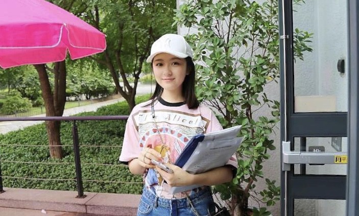 Nhan sắc ngày nhập học của 2 nữ thần Cbiz gây bão: Không make up đậm vẫn nổi bần bật - Ảnh 1. Nhan sắc ngày nhập học của 2 nữ thần Cbiz gây bão: Không make up đậm vẫn nổi bần bật - Ảnh 1.