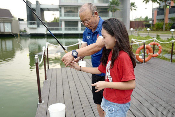 Cô bé khiến fan của Olympic Việt Nam phát hờn vì được HLV Park Hang Seo dạy câu cá - Ảnh 2.