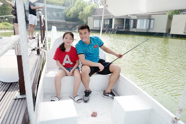 Cô bé khiến fan của Olympic Việt Nam phát hờn vì được HLV Park Hang Seo dạy câu cá - Ảnh 3.