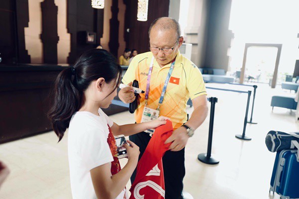 Cô bé khiến fan của Olympic Việt Nam phát hờn vì được HLV Park Hang Seo dạy câu cá - Ảnh 5.
