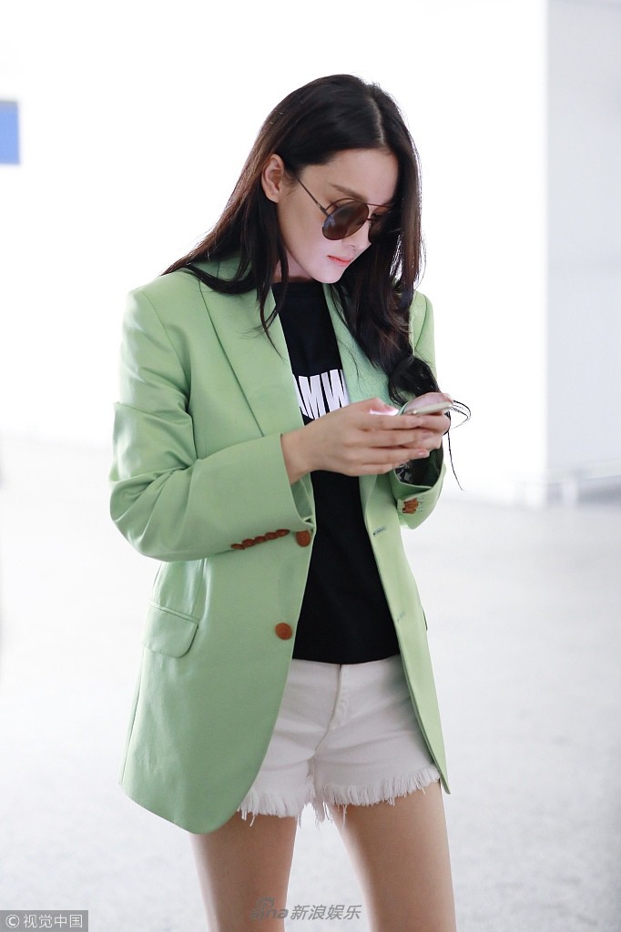 Lần đầu xuất hiện sau đám cưới, Trương Hinh Dư bị nghi mang bầu vì vóc dáng lên cân trông thấy - Ảnh 1. Lần đầu xuất hiện sau đám cưới, Trương Hinh Dư bị nghi mang bầu vì vóc dáng lên cân trông thấy - Ảnh 1.