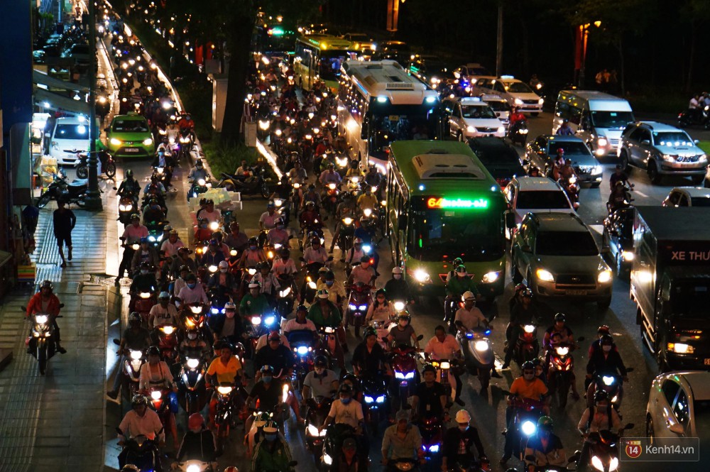 Kẹt xe kinh hoàng trên đường vào sân bay Tân Sơn Nhất, người dân bỏ ô tô bắt xe ôm để kịp giờ check-in - Ảnh 17.