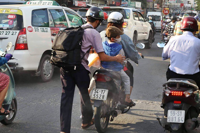 Ngày làm việc cuối cùng trước kỳ nghỉ 2/9: Hàng nghìn người chen chúc tại bến xe, cửa ngõ kẹt cứng - Ảnh 27.