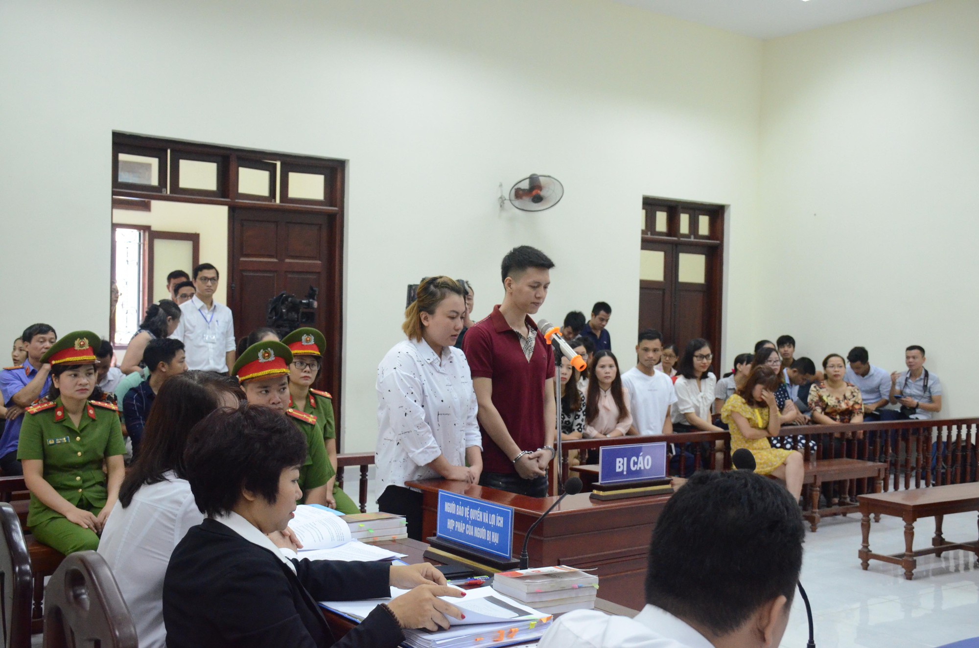Xét xử vụ bé trai 10 tuổi bị bạo hành đến rạn sọ não: Tuyên phạt người bố 6 năm 6 tháng tù, người mẹ kế 5 năm tù giam - Ảnh 1. Xét xử vụ bé trai 10 tuổi bị bạo hành đến rạn sọ não: Tuyên phạt người bố 6 năm 6 tháng tù, người mẹ kế 5 năm tù giam - Ảnh 1.