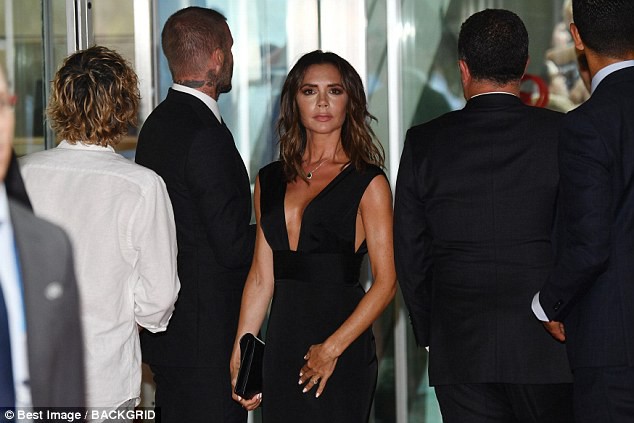 Hộ tống chồng đi nhận giải thưởng, Victoria Beckham lại trông buồn bã như vừa bị mất sổ gạo! - Ảnh 5.