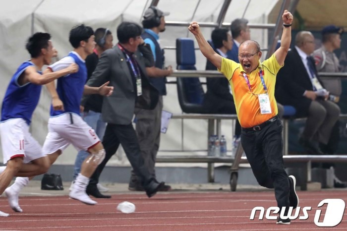 HLV Park Hang Seo và những khoảnh khắc xúc động với bóng đá Việt Nam - Ảnh 4.