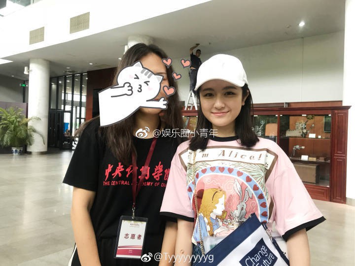 Nhan sắc ngày nhập học của 2 nữ thần Cbiz gây bão: Không make up đậm vẫn nổi bần bật - Ảnh 5. Nhan sắc ngày nhập học của 2 nữ thần Cbiz gây bão: Không make up đậm vẫn nổi bần bật - Ảnh 5.