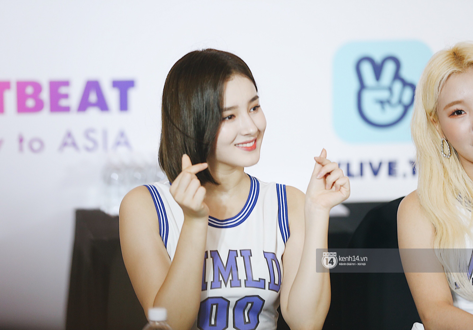 Mỹ nhân MOMOLAND vượt mặt cả nữ thần lai Nancy vì quá đẹp, đội nón lá cực dễ thương tại fansign đầu tiên ở Việt Nam - Ảnh 5. Mỹ nhân MOMOLAND vượt mặt cả nữ thần lai Nancy vì quá đẹp, đội nón lá cực dễ thương tại fansign đầu tiên ở Việt Nam - Ảnh 5.