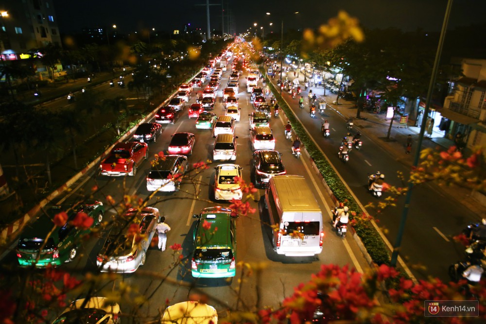Kẹt xe kinh hoàng trên đường vào sân bay Tân Sơn Nhất, người dân bỏ ô tô bắt xe ôm để kịp giờ check-in - Ảnh 7.