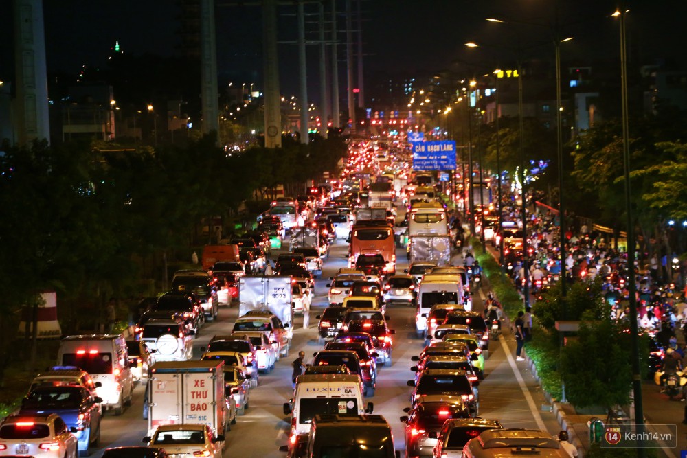 Kẹt xe kinh hoàng trên đường vào sân bay Tân Sơn Nhất, người dân bỏ ô tô bắt xe ôm để kịp giờ check-in - Ảnh 2.