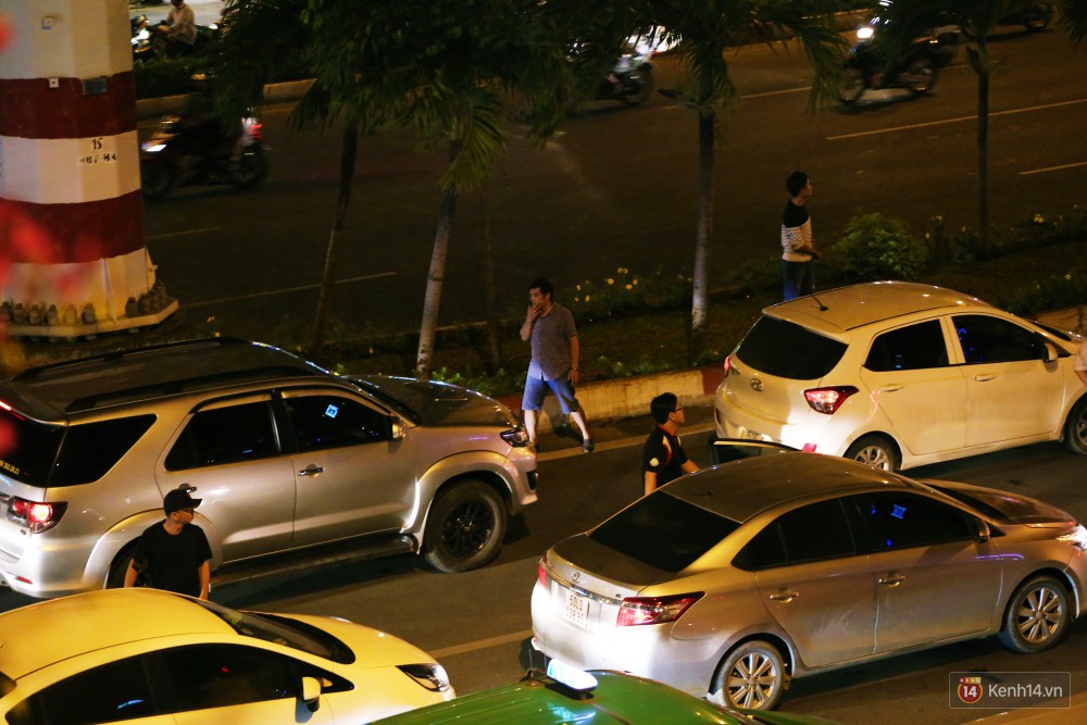 Kẹt xe kinh hoàng trên đường vào sân bay Tân Sơn Nhất, người dân bỏ ô tô bắt xe ôm để kịp giờ check-in - Ảnh 9.