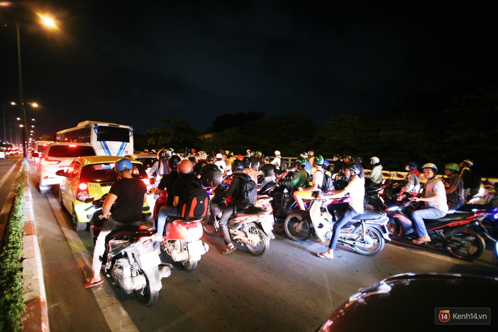 Kẹt xe kinh hoàng trên đường vào sân bay Tân Sơn Nhất, người dân bỏ ô tô bắt xe ôm để kịp giờ check-in - Ảnh 12.