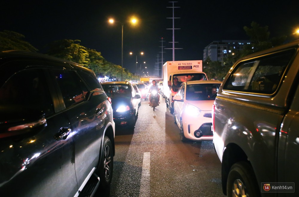 Kẹt xe kinh hoàng trên đường vào sân bay Tân Sơn Nhất, người dân bỏ ô tô bắt xe ôm để kịp giờ check-in - Ảnh 11.