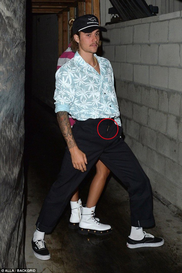 Ăn diện như ông chú đã đành, Justin Bieber còn bô nhếch đến mức quên kéo khóa quần khi đi cạnh hôn thê - Ảnh 3.