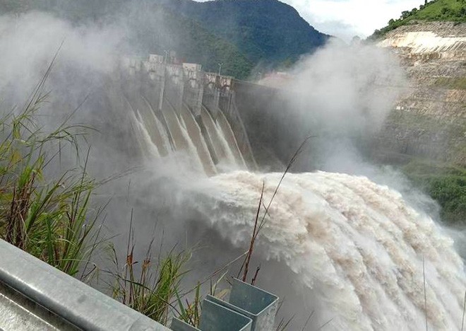 Nghệ An: Đập thủy điện xả lũ do mực nước cao lịch sử, cầu Bản Vẽ dài hơn 90m bị cuốn phăng - Ảnh 2.