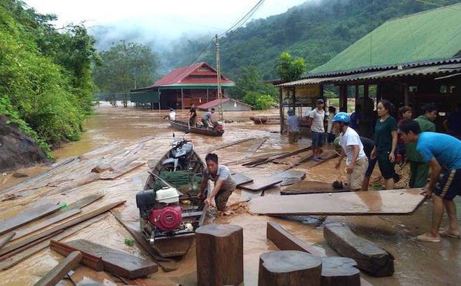 Nghệ An: Đập thủy điện xả lũ do mực nước cao lịch sử, cầu Bản Vẽ dài hơn 90m bị cuốn phăng - Ảnh 1.