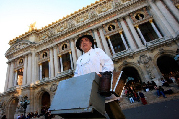 Vì sao người Paris nuôi ong lấy mật trên mái vòm những tòa nhà đông khách nhất thành phố này? - Ảnh 3.