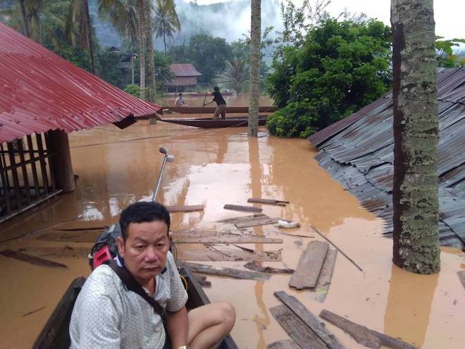 Nhà bị nước lũ nuốt chửng, người dân nháo nhác tháo cửa mang lên đường cất - Ảnh 5.