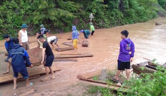 Nhà bị nước lũ nuốt chửng, người dân nháo nhác tháo cửa mang lên đường cất - Ảnh 10.