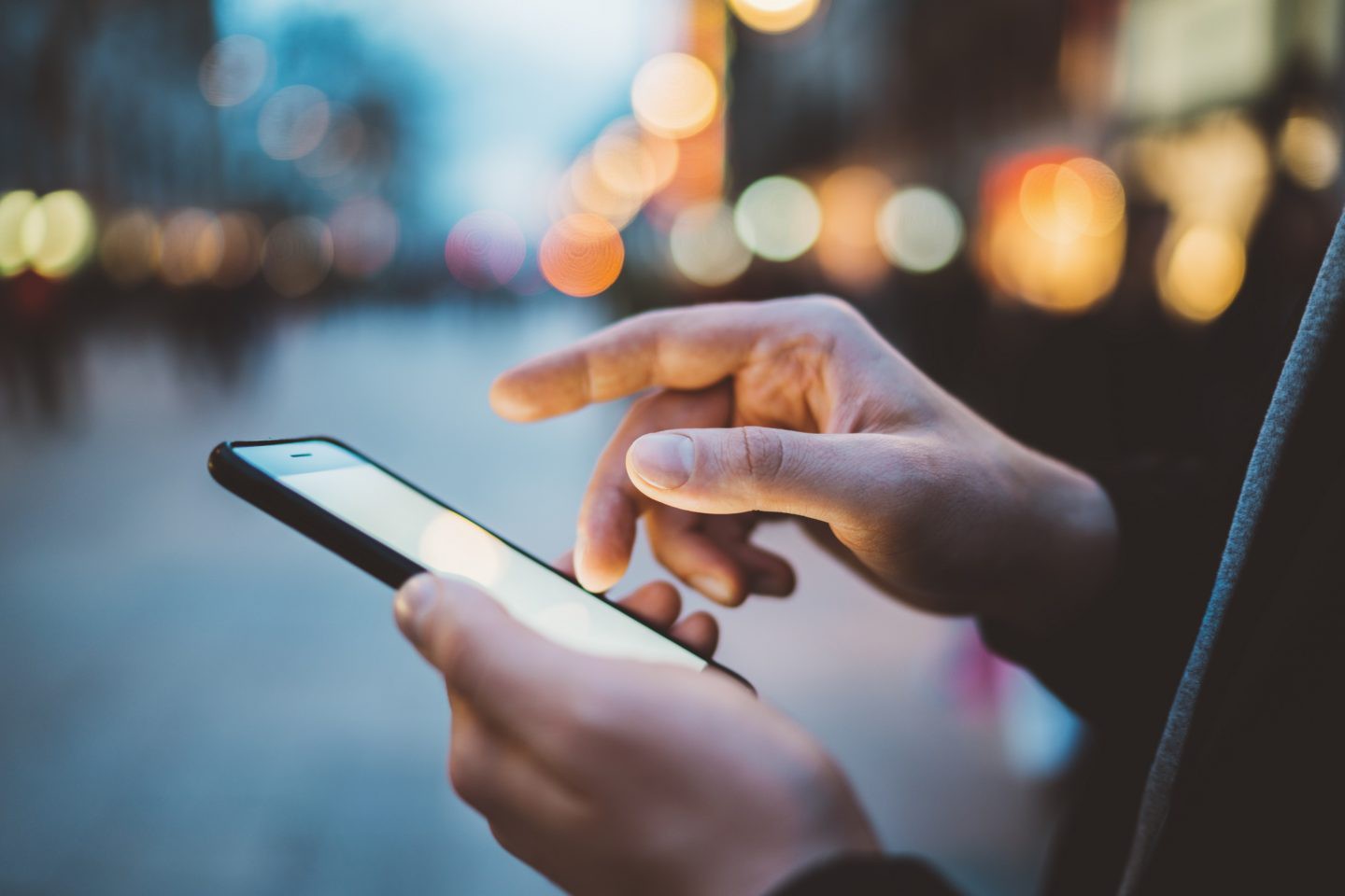 Ai nghiện smartphone nên tham khảo những biện pháp này để bảo vệ mắt - Ảnh 1. Ai nghiện smartphone nên tham khảo những biện pháp này để bảo vệ mắt - Ảnh 1.