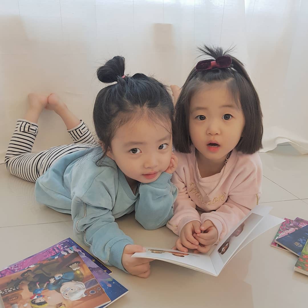 Cặp song sinh Hàn Quốc xinh như thiên thần: Ra đời cách nhau chỉ 2 phút mà chẳng giống nhau tẹo nào! - Ảnh 4. Cặp song sinh Hàn Quốc xinh như thiên thần: Ra đời cách nhau chỉ 2 phút mà chẳng giống nhau tẹo nào! - Ảnh 4.