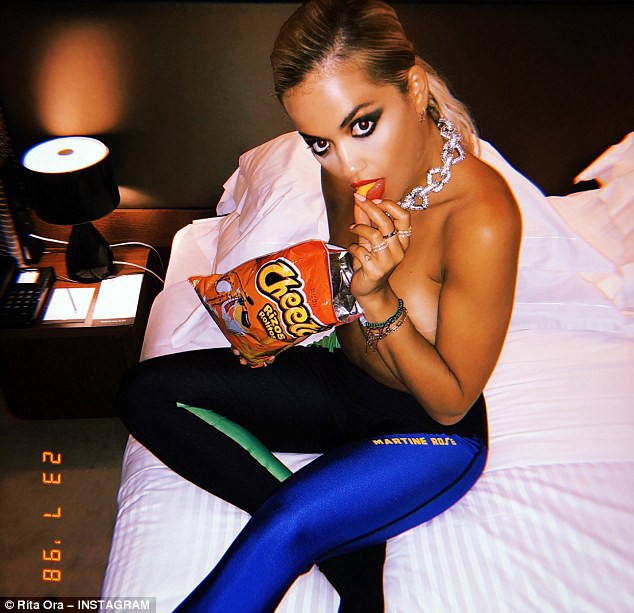 Rita Ora diện bikini trễ nải khoe siêu vòng 1 căng đầy, thân hình săn chắc quá gợi cảm - Ảnh 2.