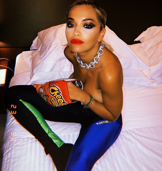 Rita Ora diện bikini trễ nải khoe siêu vòng 1 căng đầy, thân hình săn chắc quá gợi cảm - Ảnh 3.