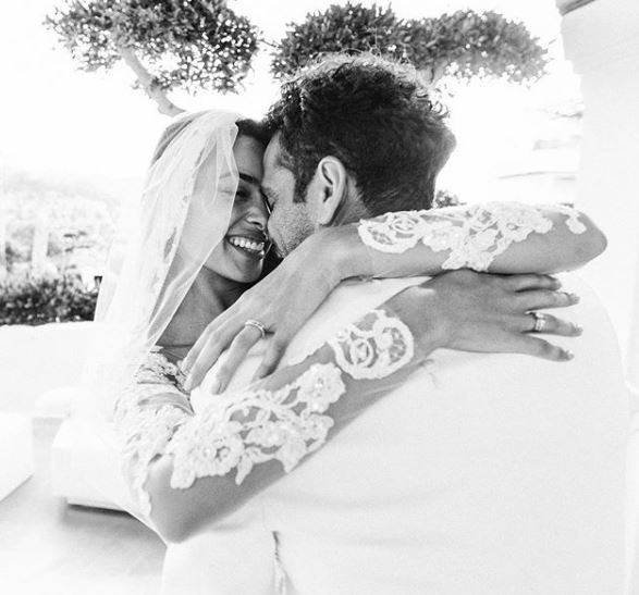 Dani Alves diễn cảnh nóng với bà xã tại Maldives - Ảnh 4.