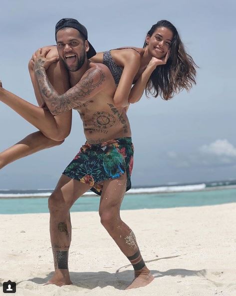 Dani Alves diễn cảnh nóng với bà xã tại Maldives - Ảnh 2.