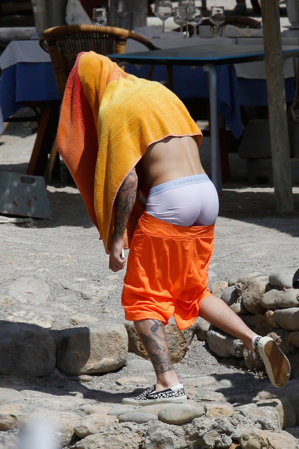 Dù là ở bên Selena hay Hailey, Justin Bieber vẫn luôn chung thủy với quần tụt lộ cả vòng 3 - Ảnh 5.